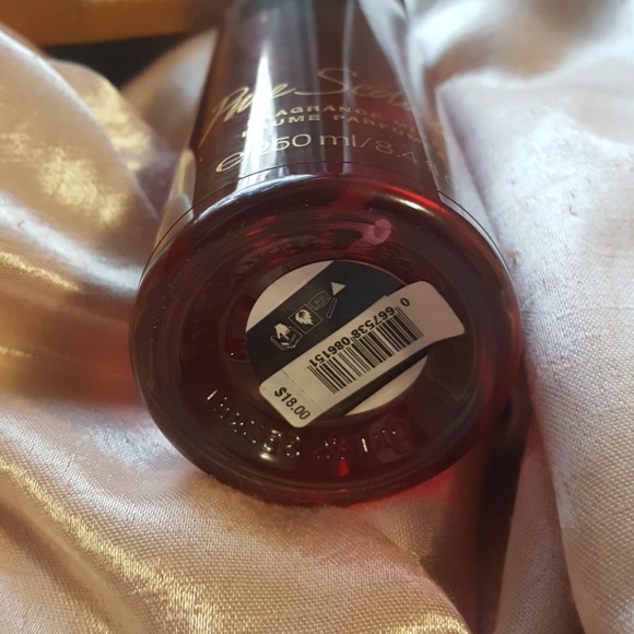 Victoria's Secret - Picture 2 of 2